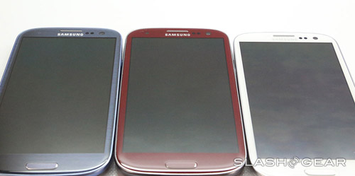 Cận cảnh Galaxy S III màu đỏ 5