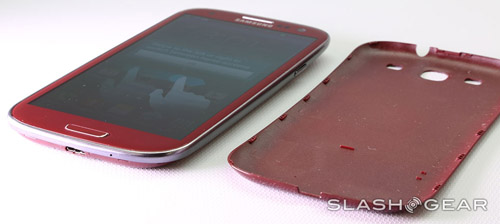 Cận cảnh Galaxy S III màu đỏ 6
