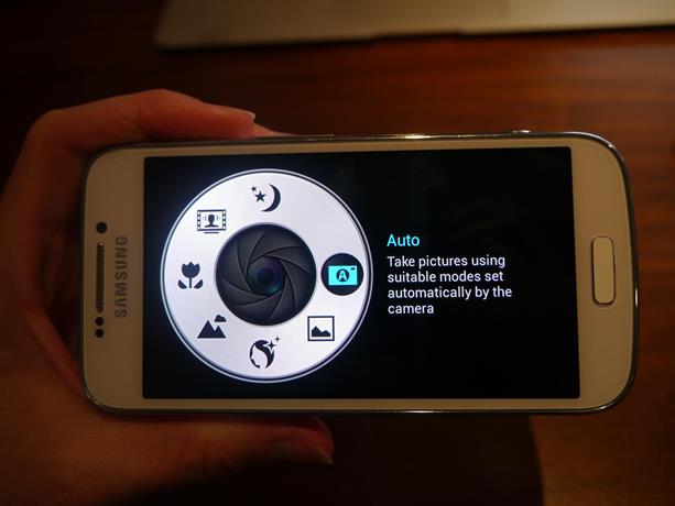 Cặp đôi hoàn hảo trong một thiết bị Galaxy S4 Zoom ảnh 10