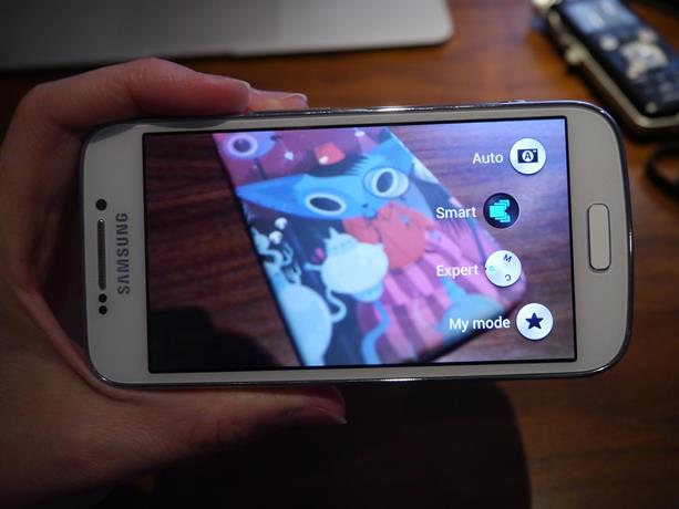 Cặp đôi hoàn hảo trong một thiết bị Galaxy S4 Zoom ảnh 11