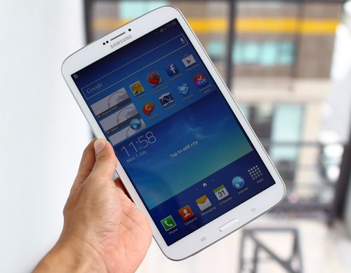 Galaxy Tab 3 8.0 có thiết kế gọn gàng, cầm dễ dàng trên tay