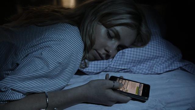 nhăn tin trong thời gian ngủ sẽ rất hại não ảnh 2