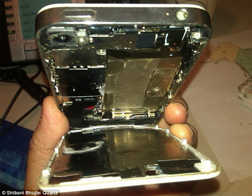 Pin của iPhone 4S bất ngờ bị chảy 2