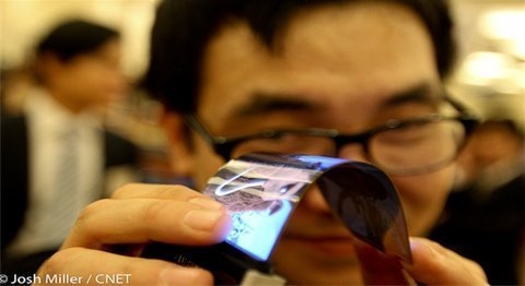 Phu kien iPhone - Màn hình dẻo có giúp Samsung hạ bệ Apple?