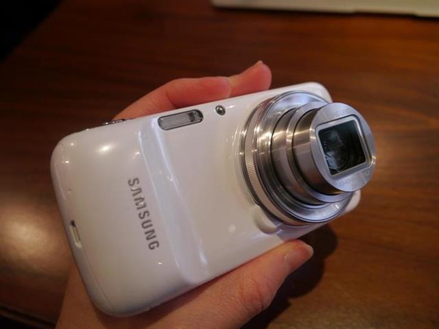 Phu kien iPhone - Cặp đôi hoàn hảo trong một thiết bị Galaxy S4 Zoom