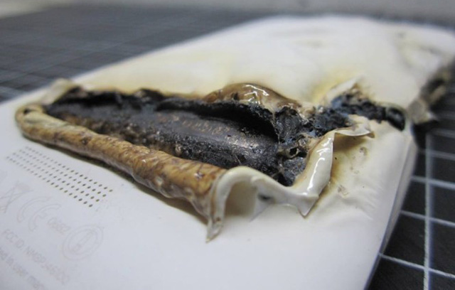 Phu kien iPhone - HTC One X cháy biến dạng khi đang sạc pin
