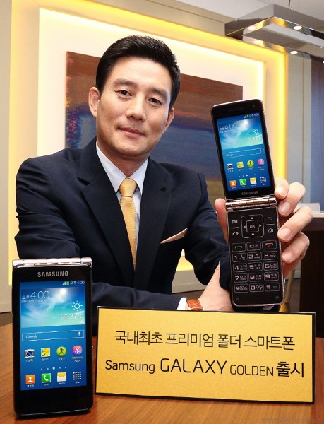 Phu kien iPhone - Điện thoại Samsung nắp gập chạy Android 2 màn hình ra mắt
