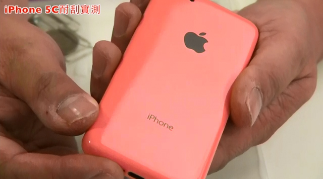 Phu kien iPhone - iPhone 5C vỏ nhựa nhưng không dễ bị trầy xước