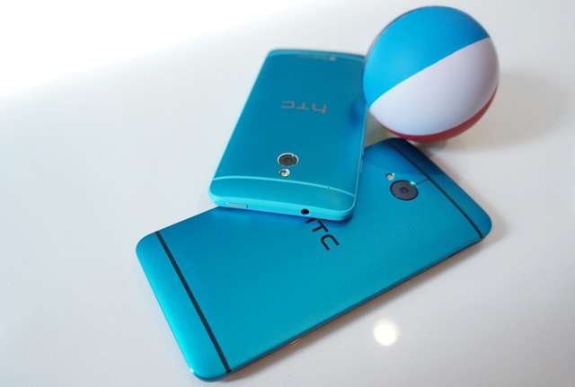 Phu kien iPhone - HTC One và One Mini tỏa nhiệt trong bộ cánh mới màu xanh
